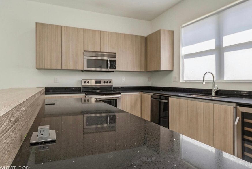 Building Photo - 6151 SW 36th Ct