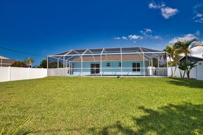 Building Photo - Annual Unfurnished 2 Bedrooms 2 Bathrooms Pool Home Located in South Venice!