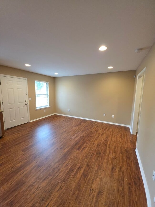 Building Photo - 808 S Knoxville Ave
