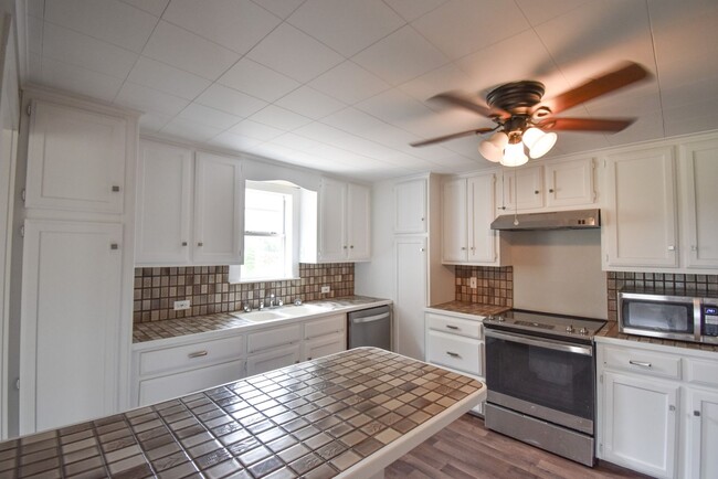 Building Photo - 2 Bedroom 1 Bath On Acreage in Lindale ISD!