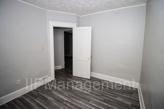 Building Photo - Newly Renovated 2 Bedroom Down Unit in Cle...