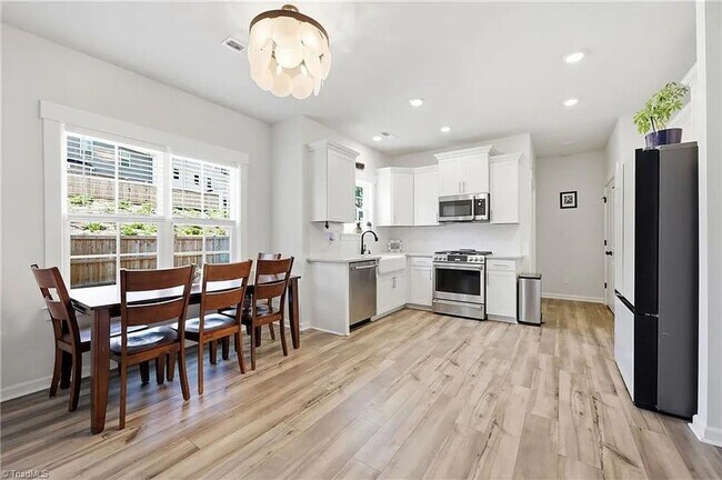 Building Photo - 7458 Buckview Ct