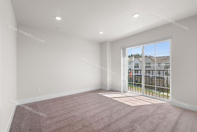 Building Photo - 3 Bedroom 2.5 Bathroom Stunner with Covere...
