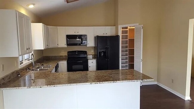 Building Photo - 4 bed/ 2.5 baths Single Family Home