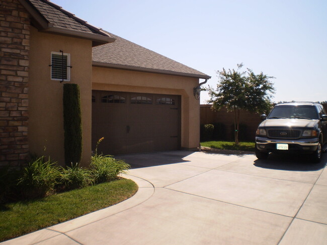 Building Photo - Great Harlan Ranch Home! Don't miss out!