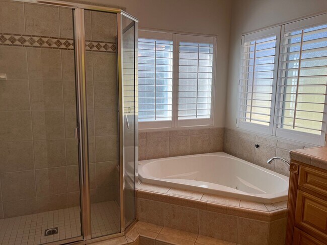 Building Photo - Gated Grand Island Home!