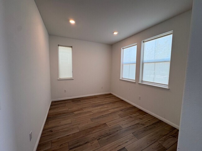 Building Photo - 3 bedroom 2.5 Bath with Solar in Brentwood