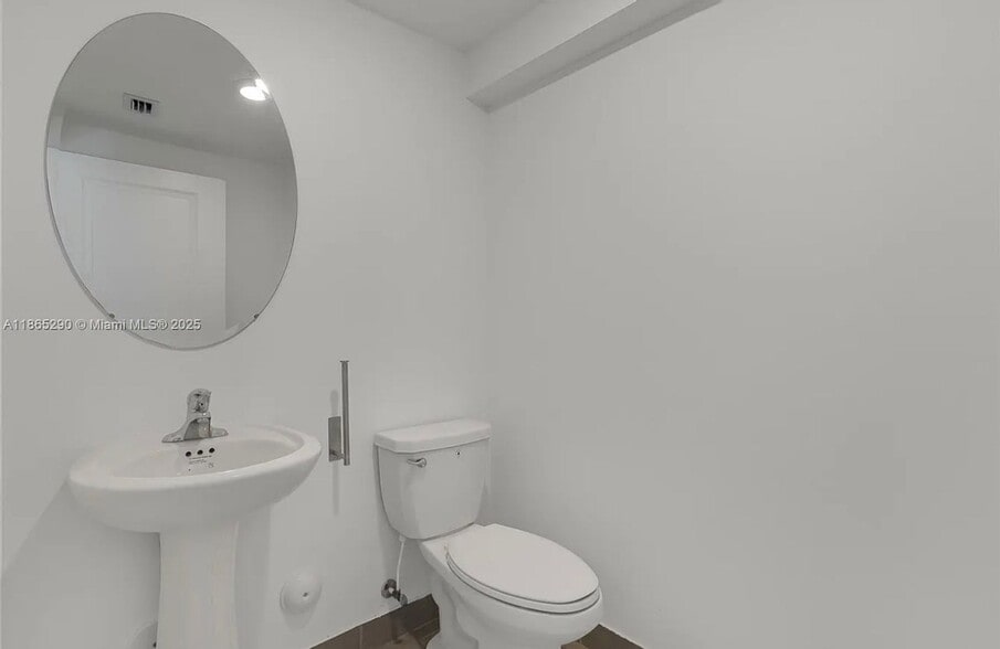 Building Photo - 2605 SE 11th Ct