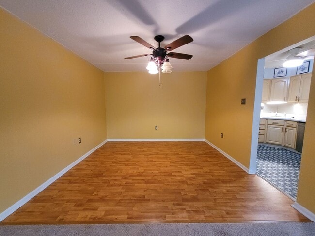 Building Photo - 2 Bedroom Condo - Greentree - Many Amenities!!