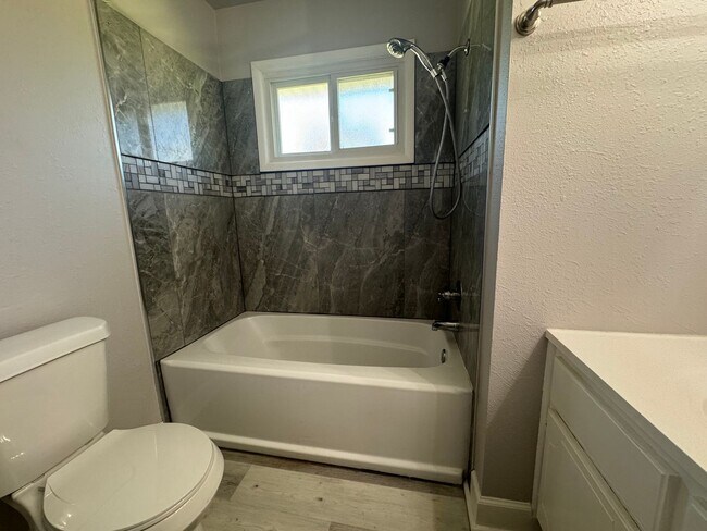 Building Photo - Adorable 3 bedroom 1.5 bathroom in Tulsa