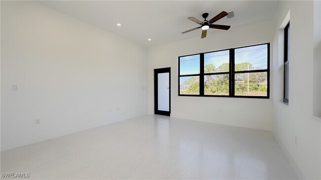 Building Photo - 714 Chambers St E