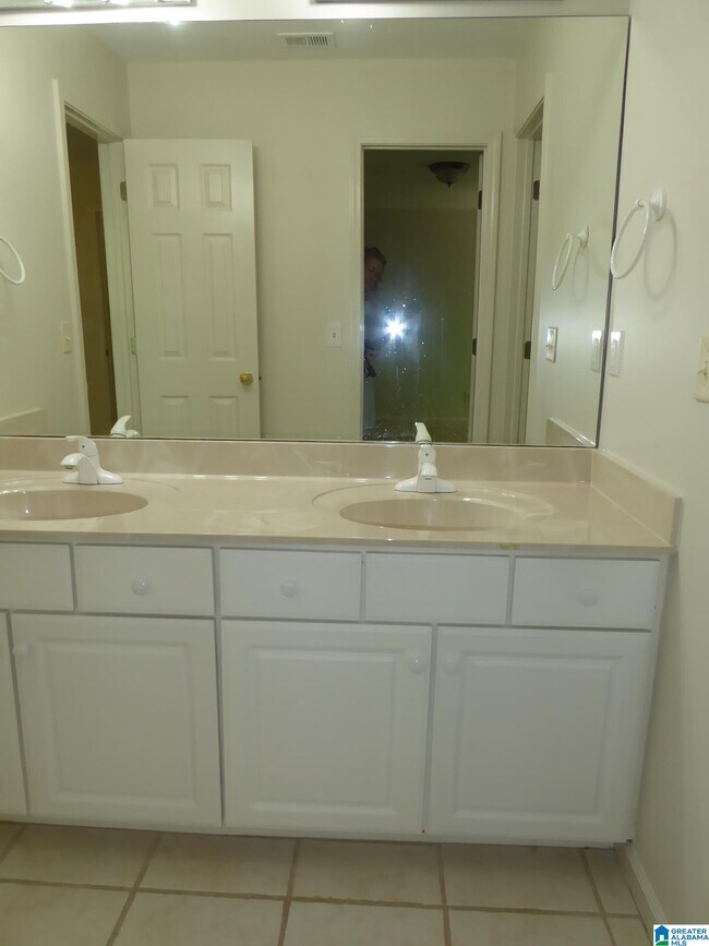 Building Photo - 1040 Cole Cir