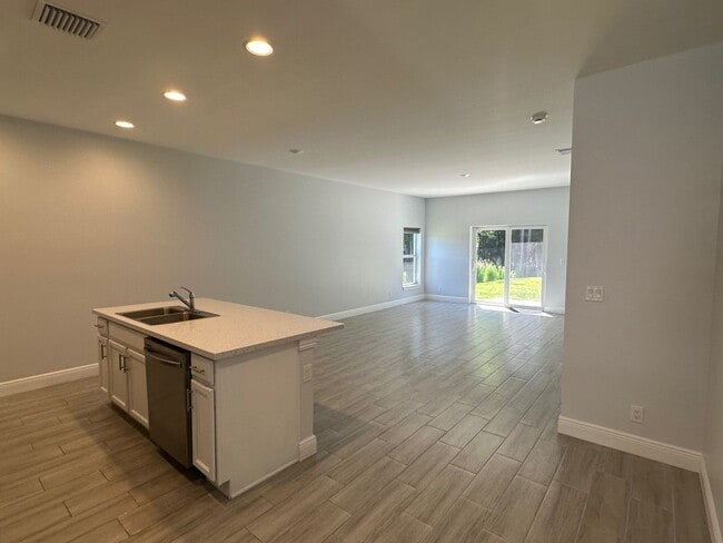 Building Photo - 3 Bedroom 2 Bath 1 Car Garage