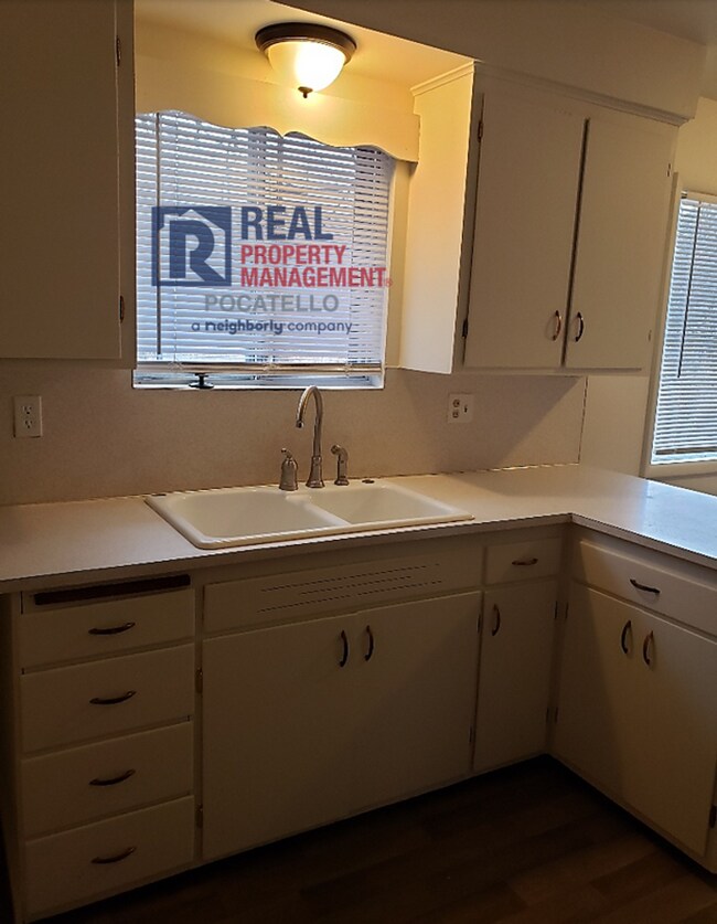 Building Photo - 3 Bedroom 1 Bath Home - 1 car garage - PET...
