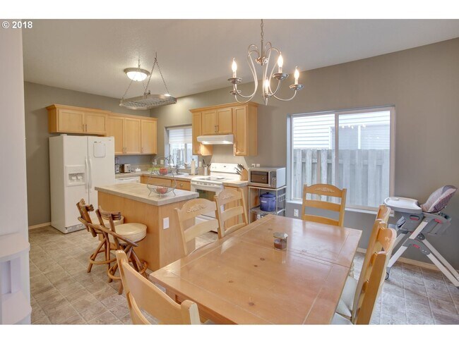 Building Photo - Charming North Portland 3 Bed 2.5 Bath Kenton Neighborhood House ~ Garage, A/C & Washer & Dryer!