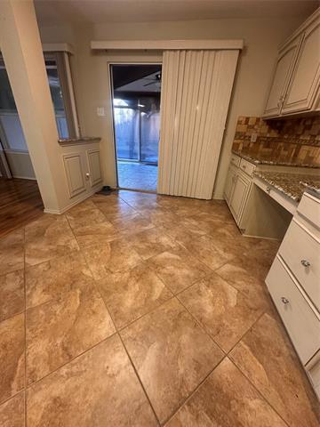 Building Photo - 809 Essex Dr