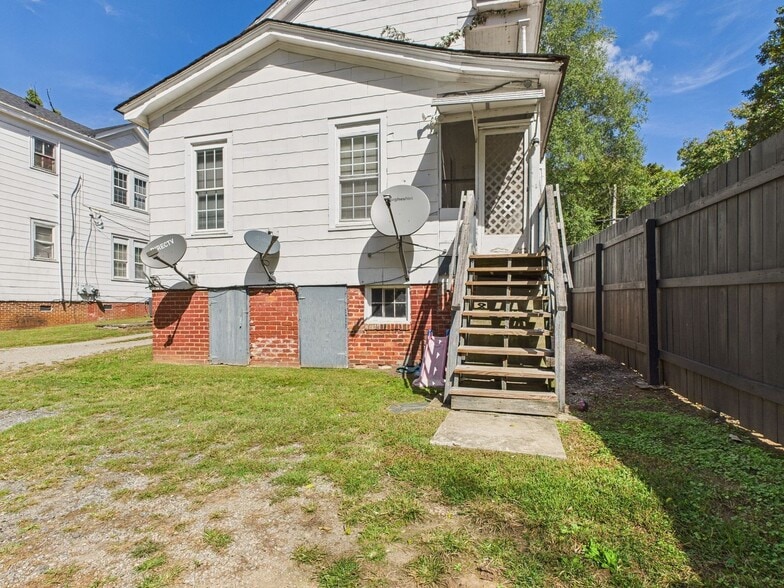 Building Photo - 705 Windsor Ave