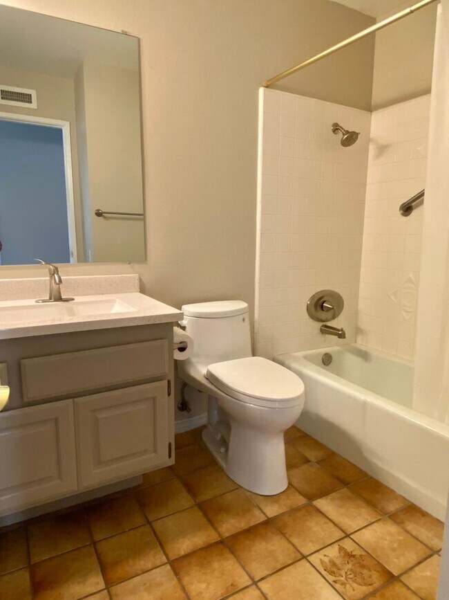 Building Photo - Amazing 4-bedroom home with a view, Availa...