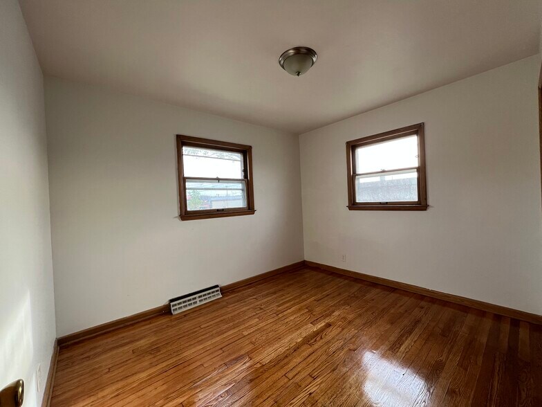 Building Photo - 2600 W Holt Ave