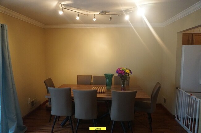 Building Photo - 10 Carlyle Ct