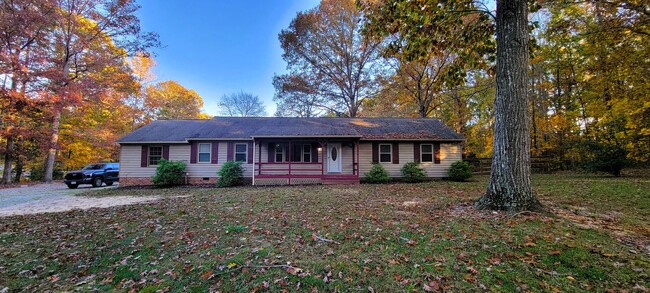 Primary Photo - Large 3 bedroom rancher on huge lot off of...