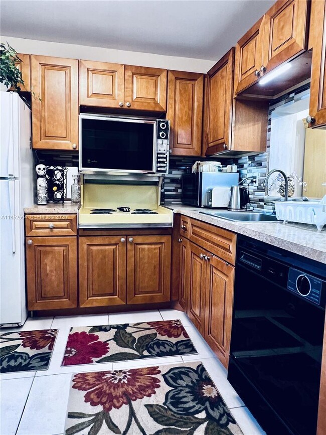 Building Photo - 320 NE 12th Ave