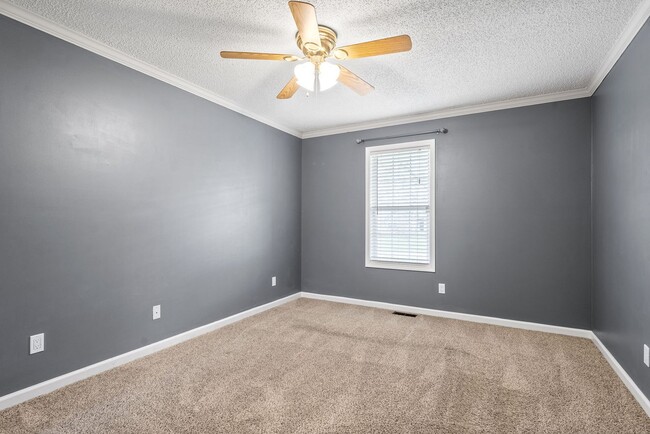 Building Photo - 3 Bedroom 2 Bath Pet Friendly Home For Ren...