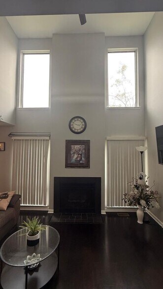 Building Photo - 735 Hamilton Ct