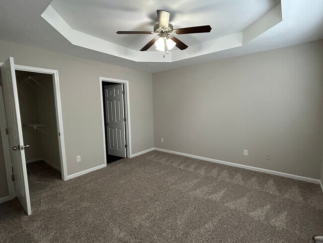 Building Photo - Beautiful End Unit Townhome