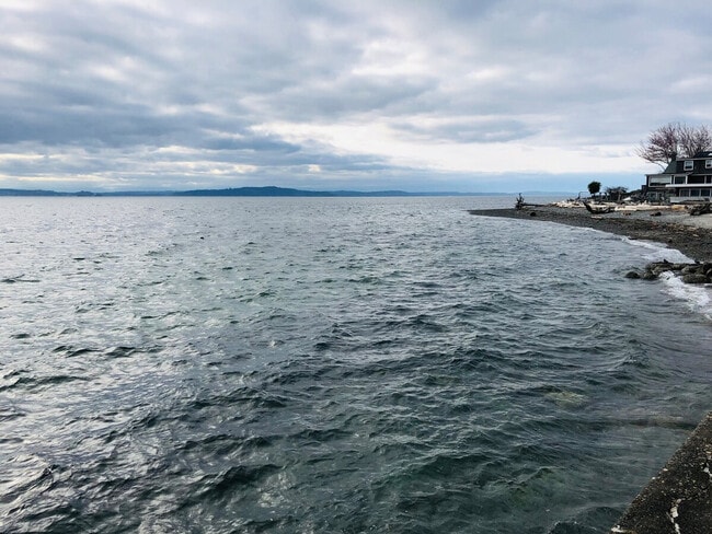 Building Photo - 4136 Beach Dr SW