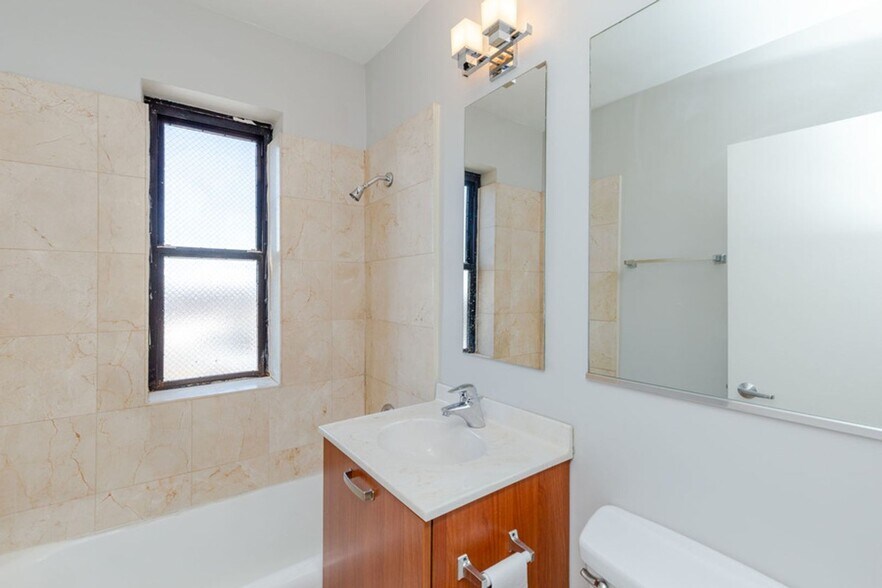 Building Photo - 734 W Bittersweet Pl