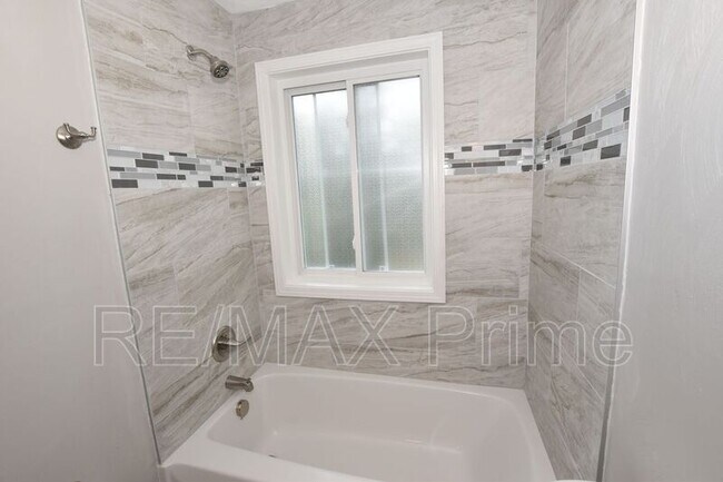 Building Photo - 1324 W 38th St