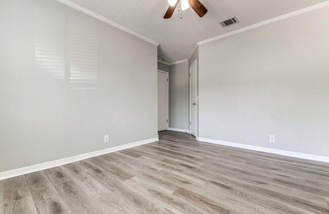 Building Photo - 16900 Simsbrook Dr