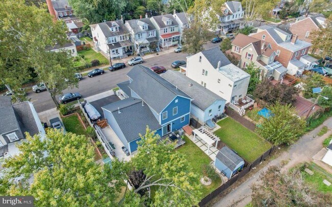 Building Photo - 234 Howell St