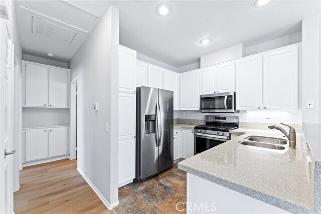 Building Photo - 23 Anana