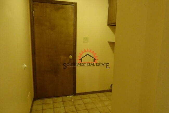 Building Photo - Lovely 3 bedroom 2 bathroom brick home wit...