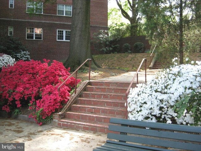 Building Photo - 1320 Fort Myer Dr