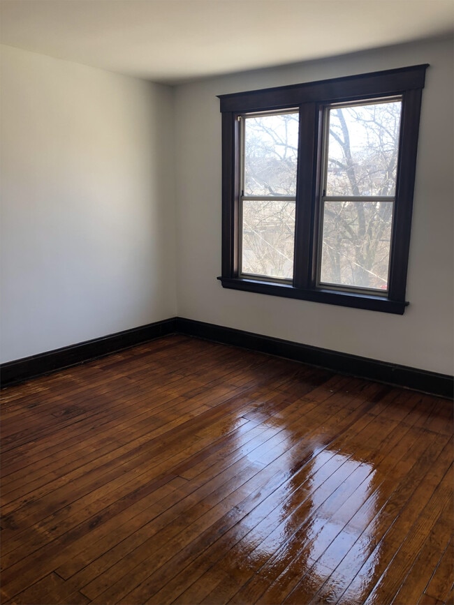 Building Photo - 2346 Ravine St
