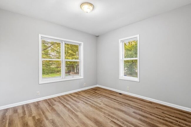 Building Photo - Large Brick Two Story Home, Hardwoods, Sep...