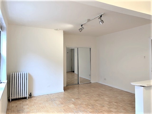 Building Photo - 644 W Wrightwood Ave
