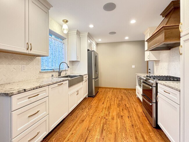 Building Photo - 303 Monroe Ave S