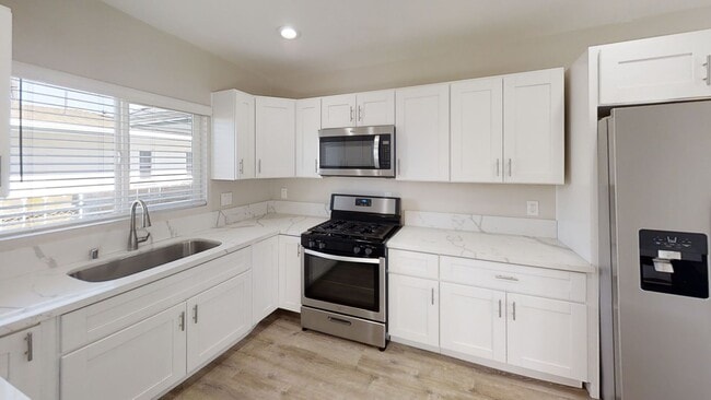 Building Photo - Beautiful 7BD/4BA on Mary