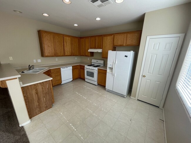 Building Photo - 3 Bedroom 2 1/2 Bathroom w/Den & Loft