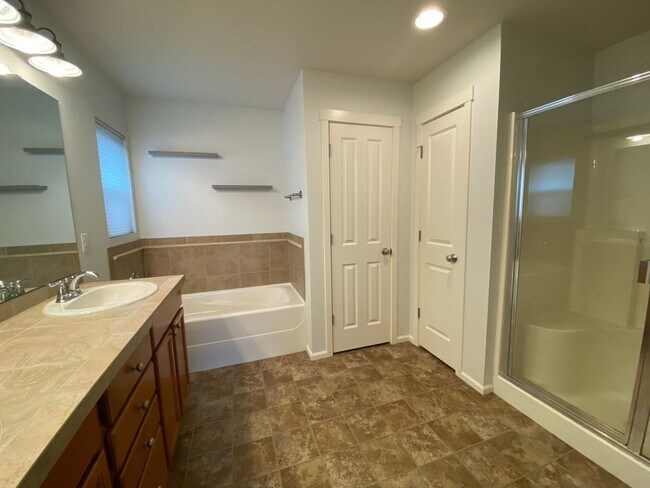 Building Photo - Pride of Ownership in this 3 BDRM, 2.5 BAT...