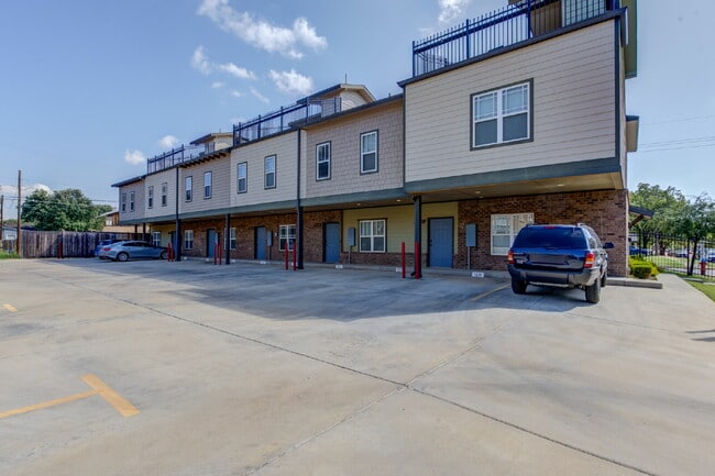 Building Photo - Stunning 3 Story Town-Home near Texas Tech...