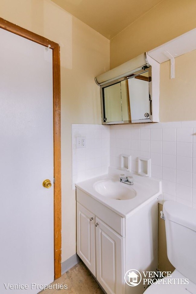 Building Photo - 171 E 12th Ave