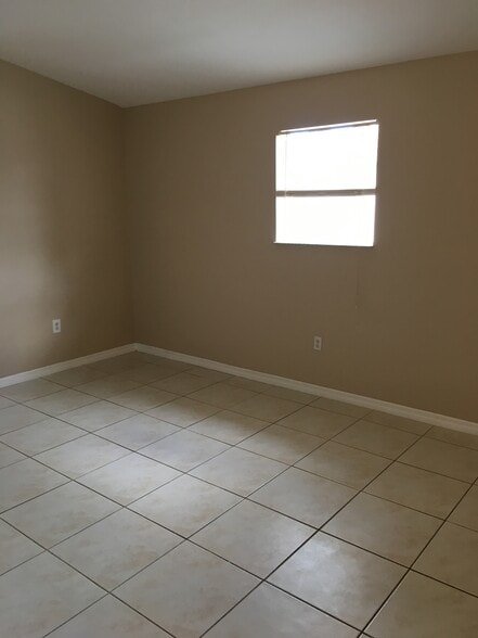 Building Photo - 1261 SE 27th St