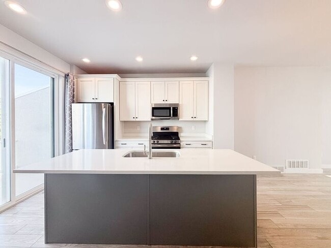 Building Photo - Stunning and Spacious 3BR 3BA Townhouse w/ Quartz Kitchen + Garage Parking + Modern Finishes in E...