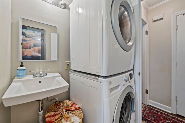 Building Photo - Available mid-June! 2 Bed Duplex In The He...
