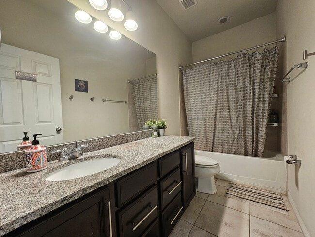 Building Photo - Beautiful 3-Bedroom + Flex Space in gated ...